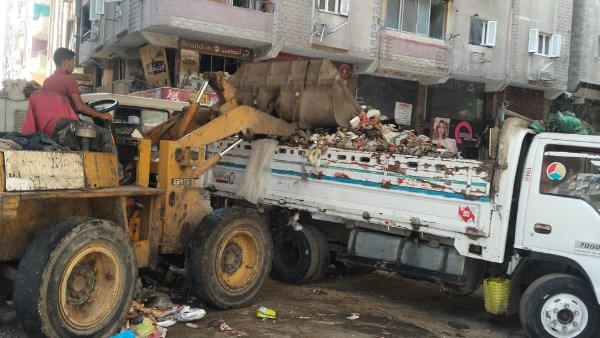 محافظ الجيزة يتفقد بولاق الدكرور ميدانيا .. ويستبعد مسؤول الإشغالات للتقصير