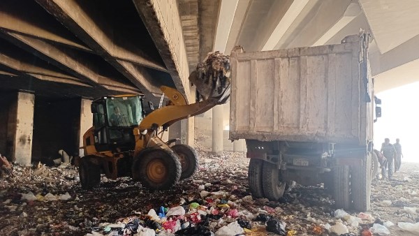لليوم الثاني على التوالي.. رفع 2700 طن لمخلفات الهدم والبناء بنفق المنشية في الهرم