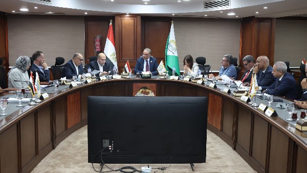 محافظ الجيزة يعقد اجتماعًا موسعًا لمتابعة مستجدات ملف التقنين وتسريع معدلات الإنجاز