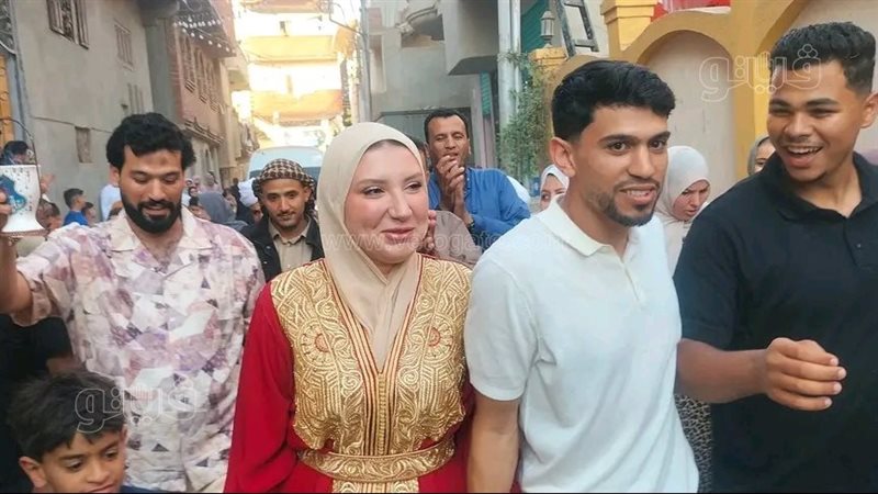 بالرقص على أنغام المزمار والـ”دي جي”، محمد شكري لاعب الأهلي يحتفل بـ”الحنة” في الشرقية (صور)