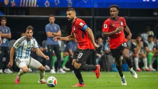صلاح يشعل الميركاتو.. 4 نجوم عرب ينتظرون الحسم في صيف الانتقالات الساخن