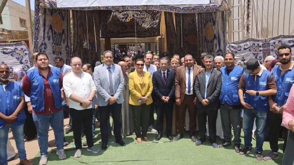 وسط المواطنين في الشوارع.. محافظ المنوفية يتفقد القافلة الطبية بقرية طه شبرا