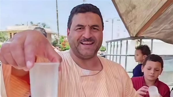 أب يوزع زمزم مجانا صدقة جارية على روح ابنه بالمنوفية