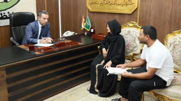 صرف مساعدات مالية.. محافظ المنوفية يلتقي المواطنين لتلبية طلباتهم