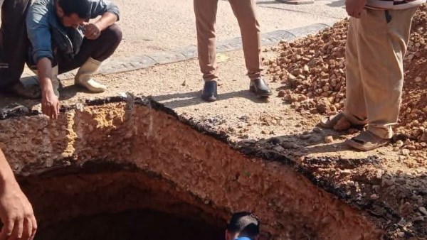 إصلاح انفجار خط المياه بطريق أسفلتي بالمنوفية