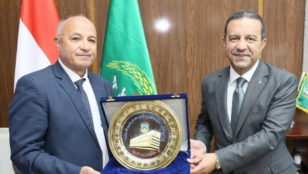 محافظ المنوفية يلتقي وفد نقابة التطبيقيين لبحث عدد من القضايا