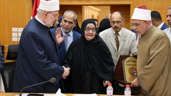 مجلس جامعة الأزهر يكرّم أسرة شهيد كلية الدراسات الإسلامية بالسادات