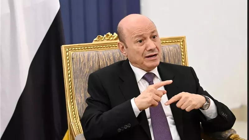 بعد استهداف مطار صنعاء، مجلس القيادة الرئاسي اليمني يوجه بعدم توسيع المواجهة