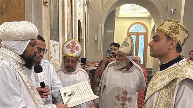 الأنبا أثناسيوس يرسم دياكون بكنيسة الملاك البحري تمهيدا لسيامته كاهنا