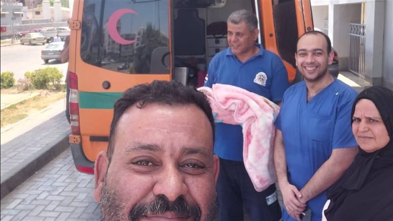 بمساعدة المسعف والممرضة، سيدة تضع مولودها داخل سيارة إسعاف بالإسماعيلية