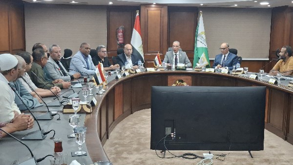 محافظ الجيزة يسلم 23 عقدا لتقنين أراضي أملاك الدولة للمواطنين المستوفين للاشتراطات