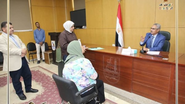 محافظ بني سويف يناقش شكاوى المواطنين ويوجه بحلول وإجراءات