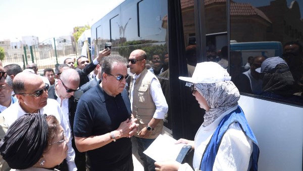 وزير الصحة لمريض: قرار نفقة الدولة لا يمنعك من تلقي الخدمة لحين الصدور