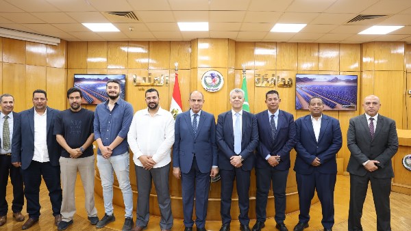 محافظ المنيا يبحث تنفيذ مشروع عملاق للطاقة الشمسية يوفر 4 آلاف فرصة عمل