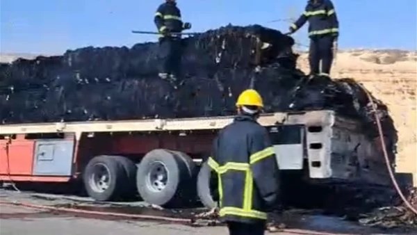 السيطرة على حريق بسيارة نقل بصحراوي بني مزار في المنيا