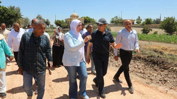 محافظ المنيا يتابع أعمال رصف طريق الشراينة ويوجه بتسريع التنفيذ والالتزام بمعايير الجودة