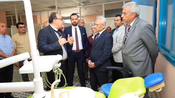 رئيس جامعة المنيا يشدد على تطوير البرامج الأكاديمية وجذب الطلاب الوافدين
