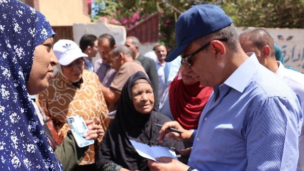 محافظ المنيا: صرف إعانات شهرية وإقامة كشك وإصدار 4 بطاقات خدمات متكاملة