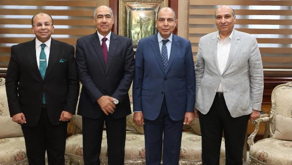 محافظ المنيا يلتقي وفد هيئة النيابة الإدارية لبحث تعزيز التعاون المشترك وضبط الأداء المالي والإداري