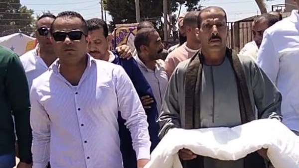 إنهاء خصومة ثأرية وتسليم كفن بين عائلتين في سمالوط بالمنيا.. شاهد