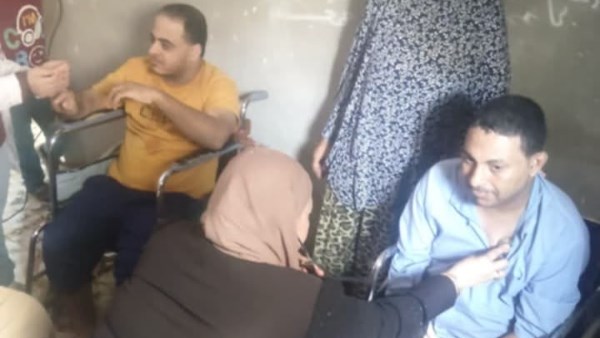 بعد نشر معاناتهم بصدى البلد .. صحة المنيا توفد فريقًا طبيًا لفحص 4 أشقاء من ذوي الهمم بسمالوط
