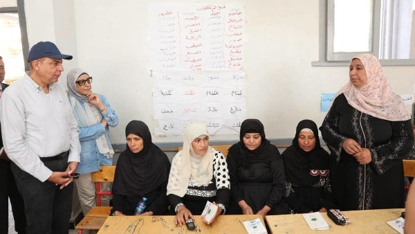 محافظ المنيا يشهد نجاح تجربة مجموعات الادخار والإقراض بالأشمونين