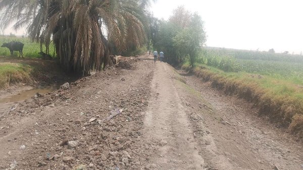 المنيا.. تمهيد وتوسعة طريق عزبة الفرنساوي بسمالوط