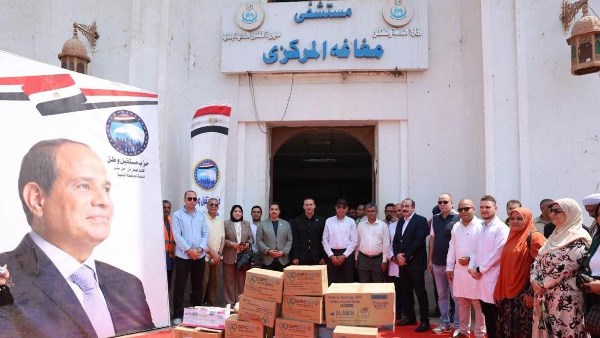 محافظ المنيا يشهد توزيع مستلزمات طبية وحقائب إسعافات لدعم 3 مستشفيات