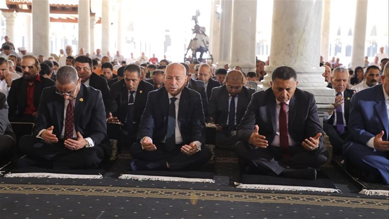 احتفالا بالعيد القومي، محافظ القاهرة يؤدى صلاة الجمعة في أقدم مسجد بأفريقيا