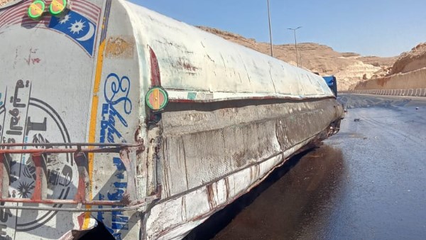 مصرع شخص في حادث إنقلاب سيارة مواد بترولية بأسيوط