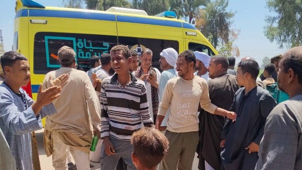 مصرع طفل وإصابة شخصين في تصادم سيارة وتروسيكل بـ أسيوط