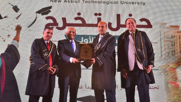 محافظ أسيوط يشارك في حفل تخرج الدفعة الأولى بالجامعة الجديدة التكنولوجية