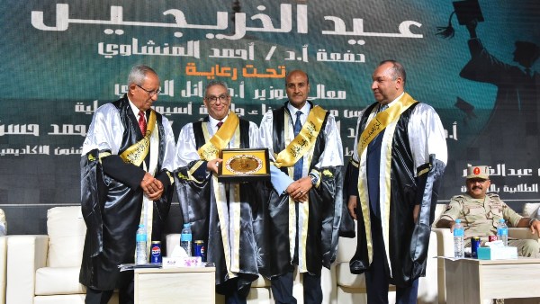 محافظ أسيوط يشارك احتفال الجامعة الأهلية بتخريج أولى دفعاتها