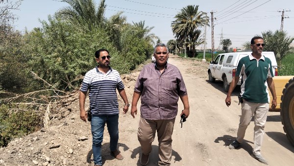 محافظ أسيوط: استمرار تمهيد وتسوية الطرق غير المرصوفة بقرية بني إبراهيم