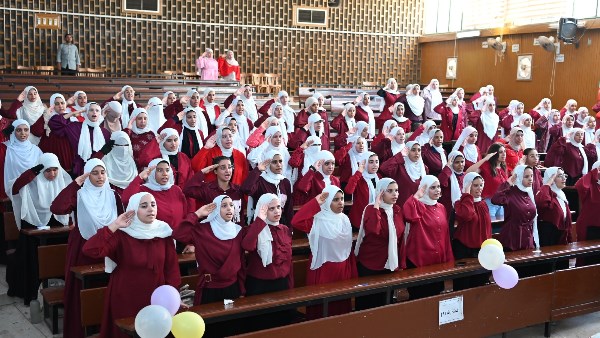 300 طالبة يختتمن الدورة الـ34 للتربية الوطنية بجامعة سوهاج.. والنعماني يكرم المتفوقات