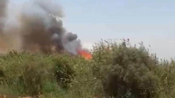 النيران تشتعل بمزرعة الصرف الصحي في الكولا بسوهاج.. والحماية المدنية تُسيطر