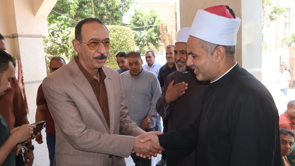 محافظ سوهاج يؤدي صلاة الجمعة بمسجد الشرطة بمدينة ناصر