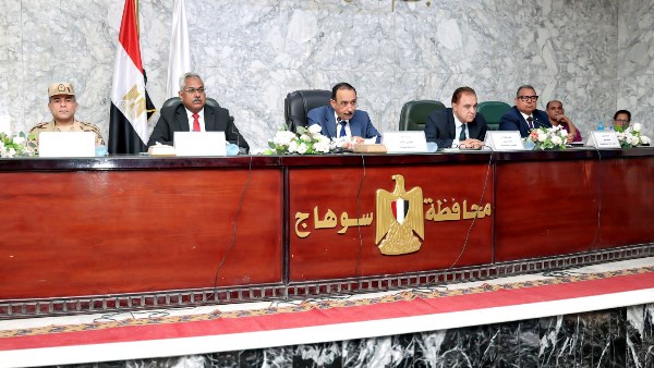 محافظ سوهاج يشيد بجهود الانتهاء من طلبات القانون 144 بنسبة 100%