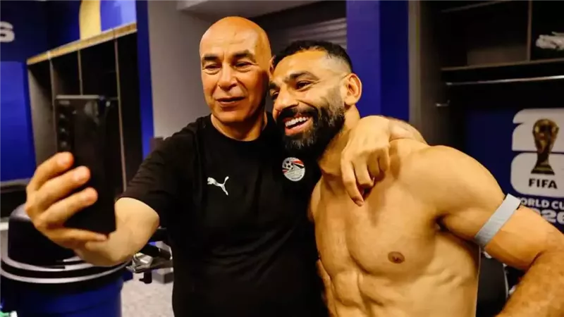 بيضربنا بين الشوطين، رد طريف من محمد صلاح على سؤال بشأن علاقته بحسام حسن (فيديو)