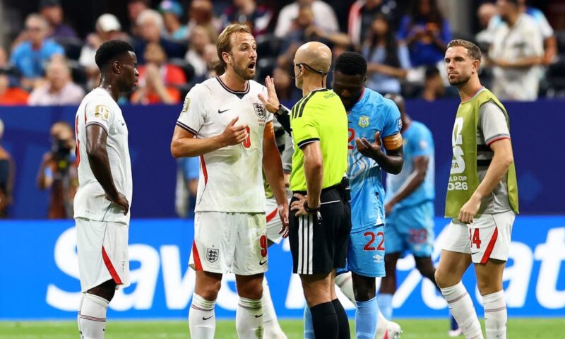 روني يثني على قرار الأردني مخادمة ضد منتخب بلاده