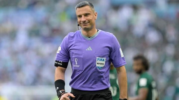 بكى وتأثر بعد الاختيار.. من هو حكم نهائي كأس العالم بين الأرجنتين وإسبانيا؟