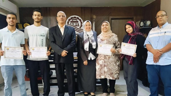 مدير تعليم قنا يكرّم أعضاء غرفة عمليات اتحاد الطلاب عقب انتهاء امتحانات الثانوية العامة