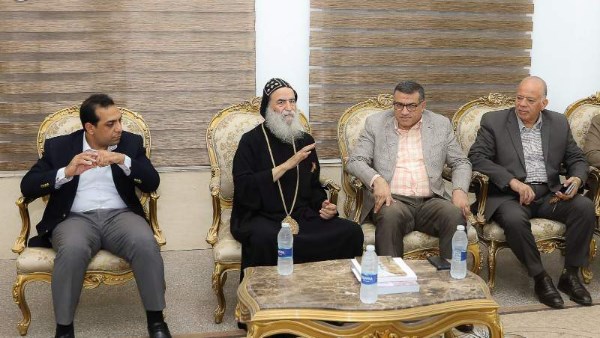 محافظ قنا يزور الأنبا بيمن مطران نقادة وقوص للاطمئنان على صحته