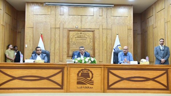 محافظ قنا يستعرض إجراءات حسم ملف أراضى المثلث الذهبى | صور