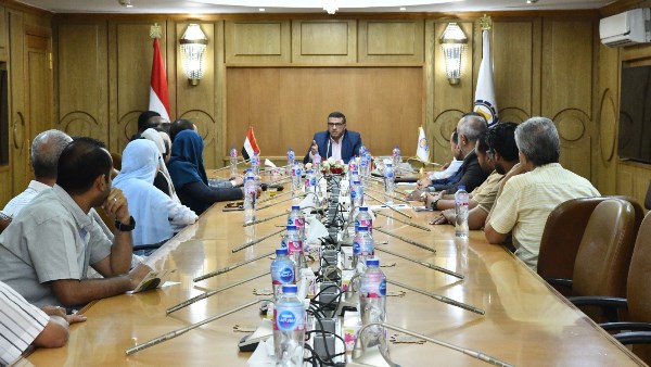 محافظ قنا يوجه بوضع خطة واضحة للنهوض بالمستشفى العام