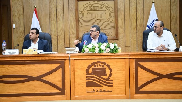 محافظ قنا: دعم فرق العمل في ملف التقنين واستمرار عمل المركز التكنولوجي المتنقل مجانا