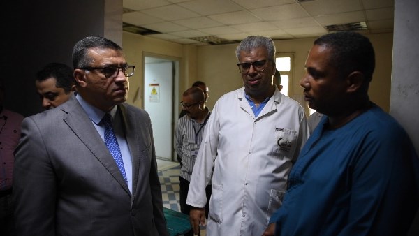 استشاري يطلق شعار”المريض أهلي والطبيب ابني”لوقف الشحناء بين أطباء ورواد فيس بوك بقنا