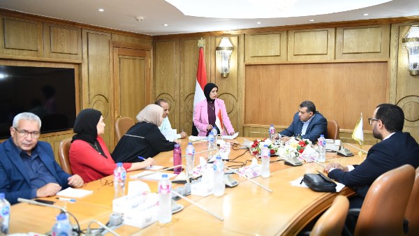 محافظ قنا يفحص261 طلبًا للمواطنين خلال اللقاء المفتوح