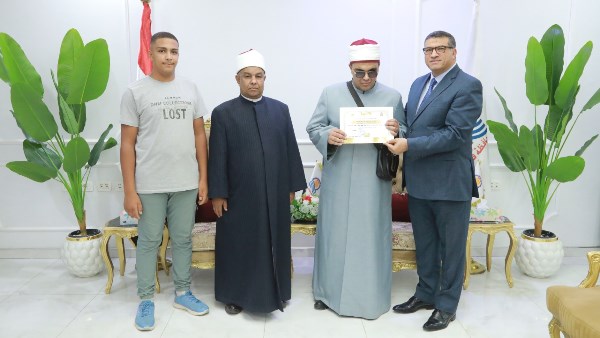 محافظ قنا يكرم أوائل المعاهد الثانوية الأزهرية