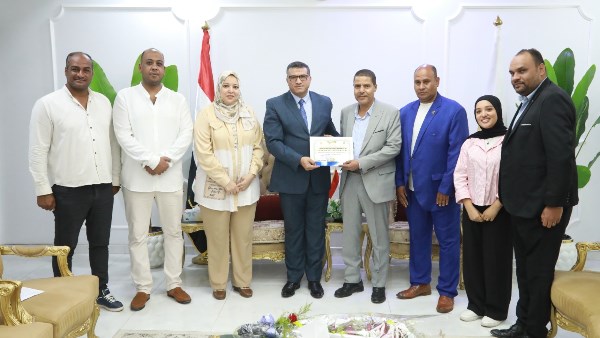 لفوزهم بجائزة مهرجان المسرح.. محافظ قنا يكرم أعضاء فرقة مكتبة الطفل والشباب بقرية المعنى